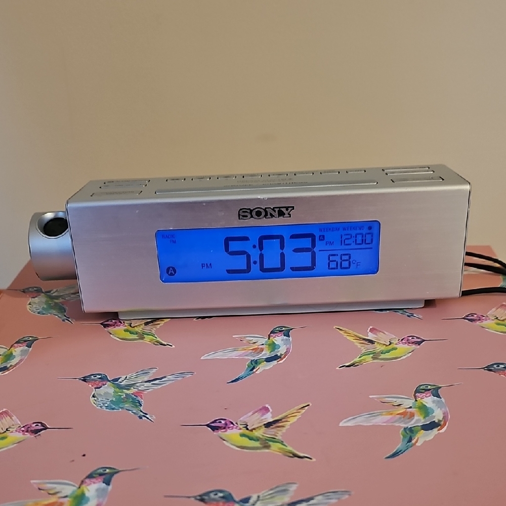 SONY DREAM MACHINE with NAURE SOUNDS and Projection Time On Wall Or Ceiling